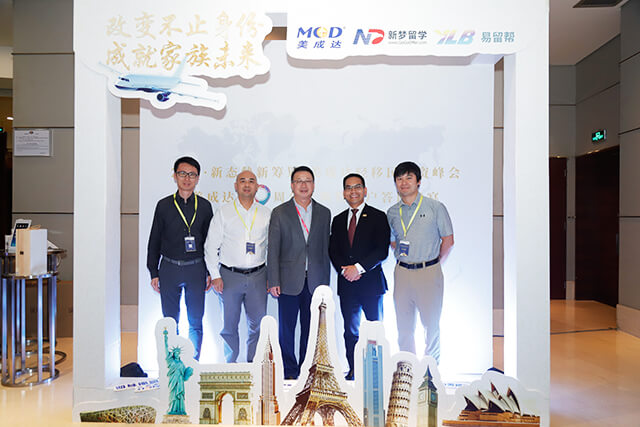 01广外校友总会谢伟光秘书长及各地校友会向导到贺.jpg